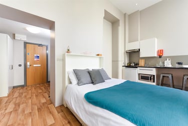 1 bed flat, College Square East, Holylands, Belfast, BT16DJ - Image 1